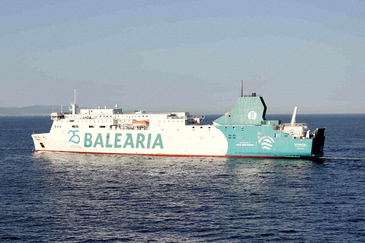 Baleària-Fähre Hypatia de Alejandría auf offener See zwischen Barcelona und Alcúdia