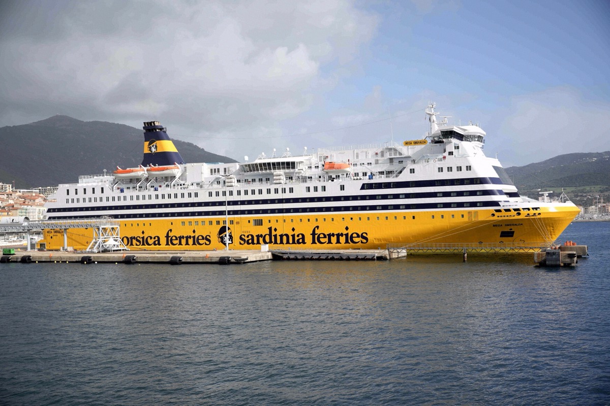 Gelbe Fähre der Corsica Ferries am Kai im Hafen von Toulon
