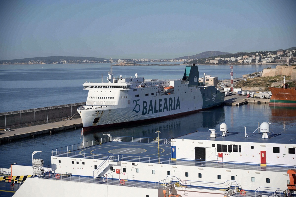 Baleària-Fähre Hypatia de Alejandría am Kai im Hafen von Palma de Mallorca