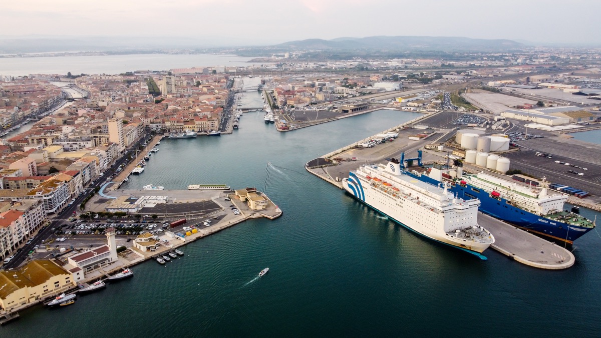 Luftbild des Hafens von Sète mit einer Passagierfähre am Kai