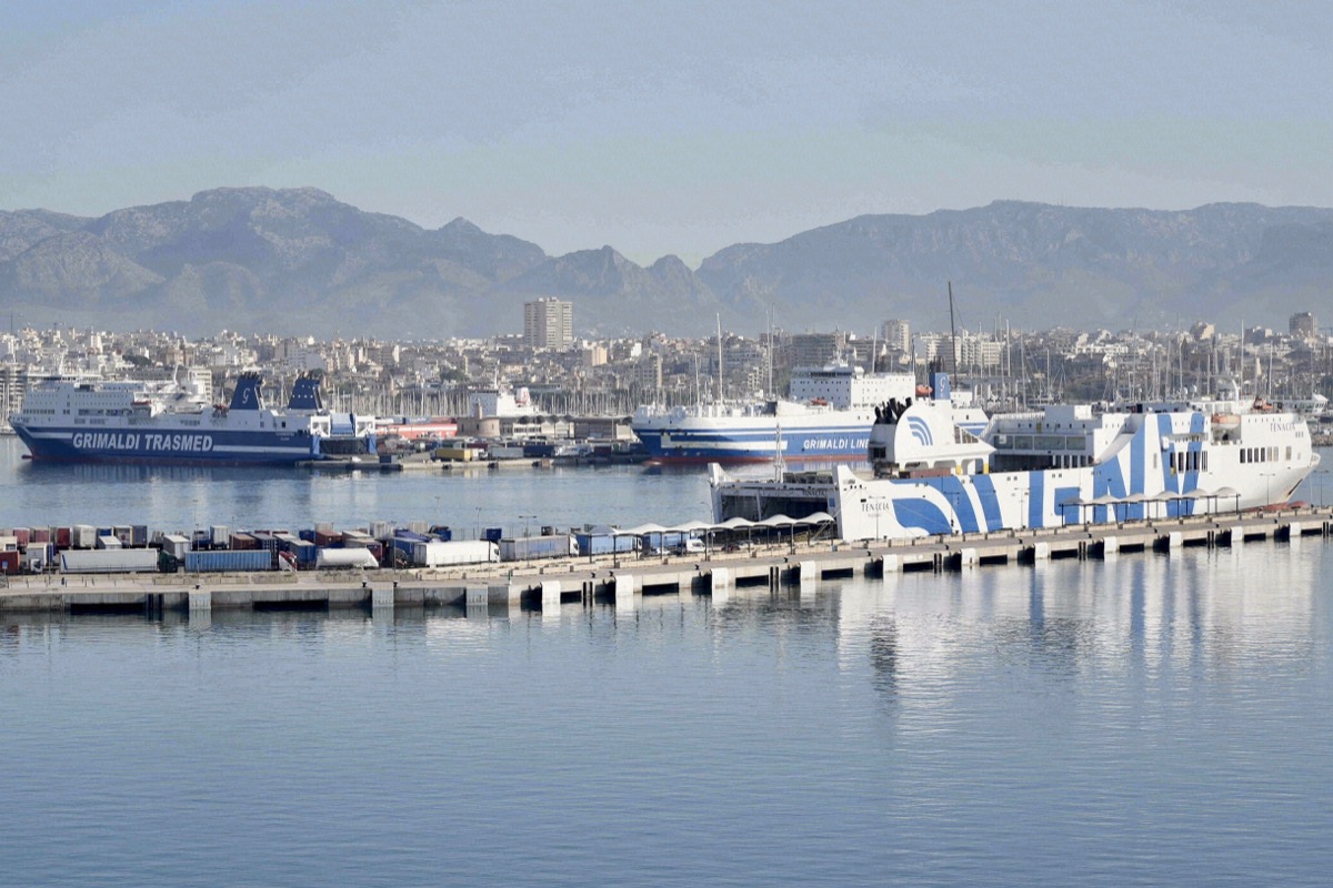 Fähren von Grimaldi Trasmed im Hafen von Palma de Mallorca, dahinter die Stadt und die Berge